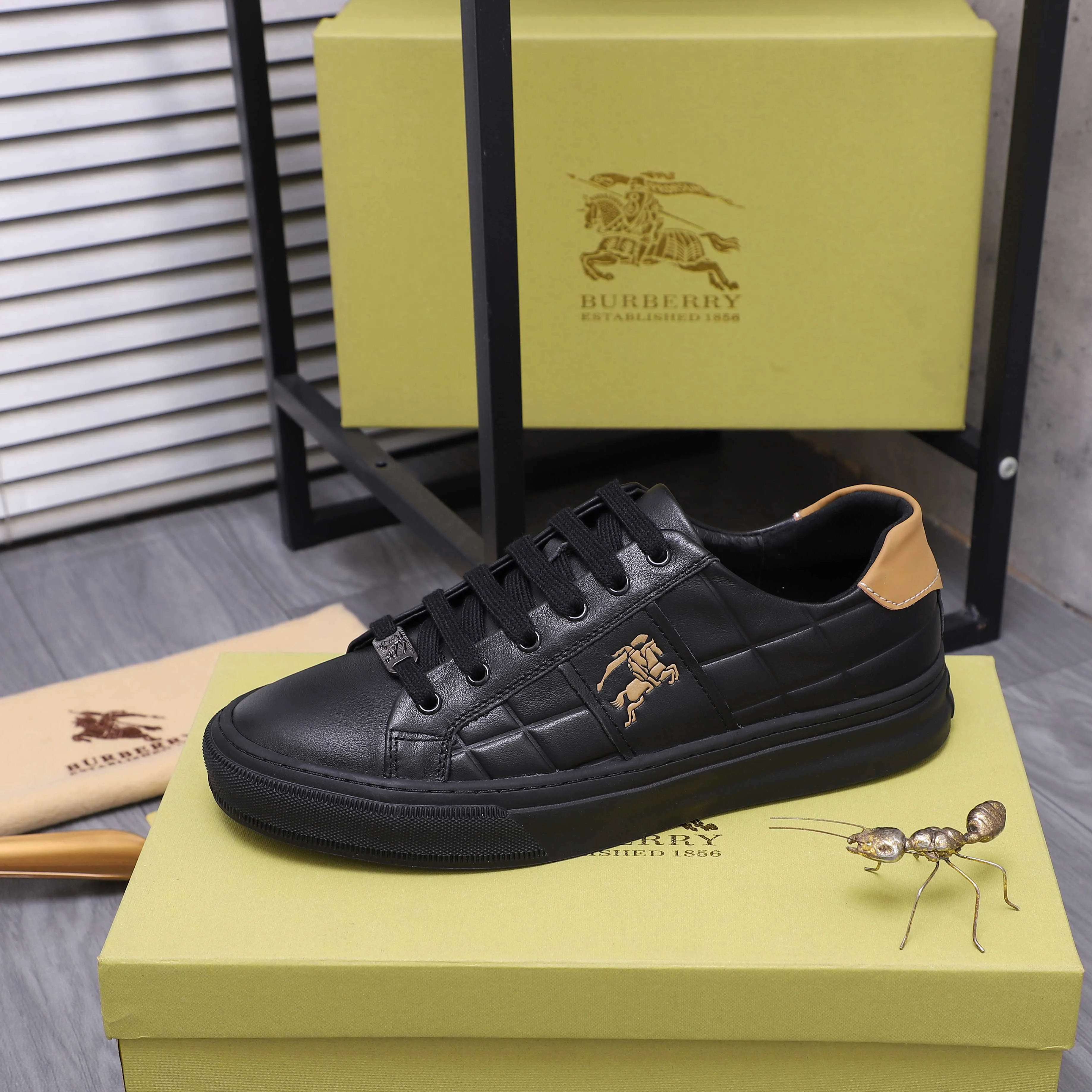 Men's shoes 💰p400 Product trademark: Burberry "Burberry" casual shoes Regular size: 38-44 Product materials: Selected cowhide embossed upper, pigskin lining, rubber outsole